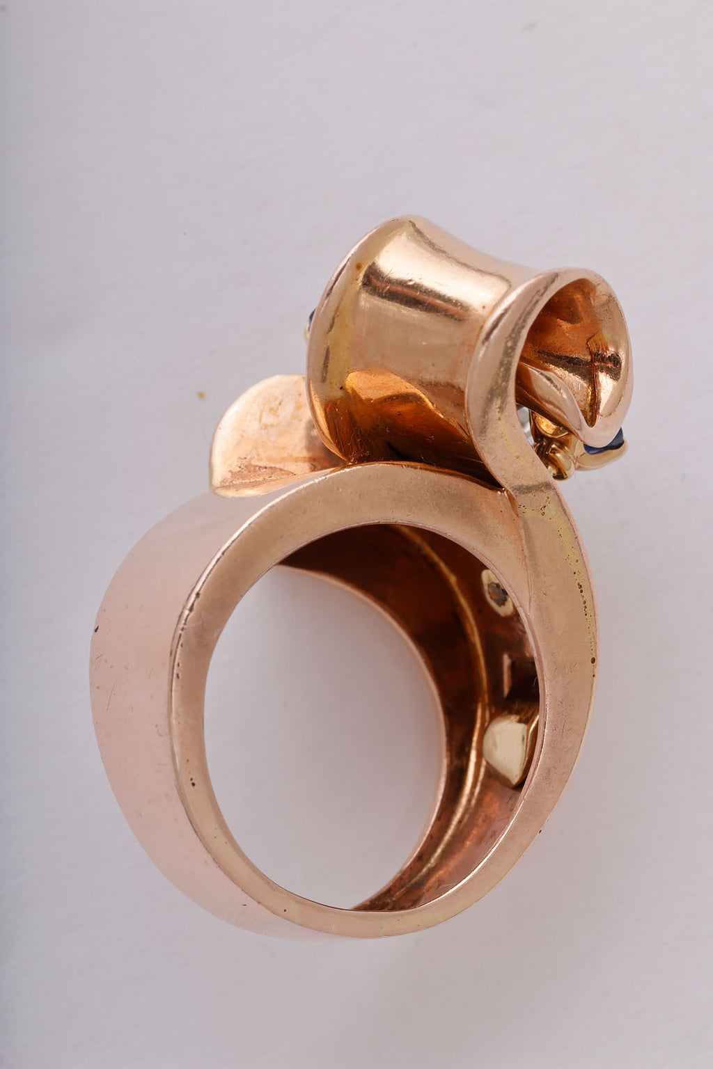 Retro sapphire, diamond, and gold Ribbon Ring